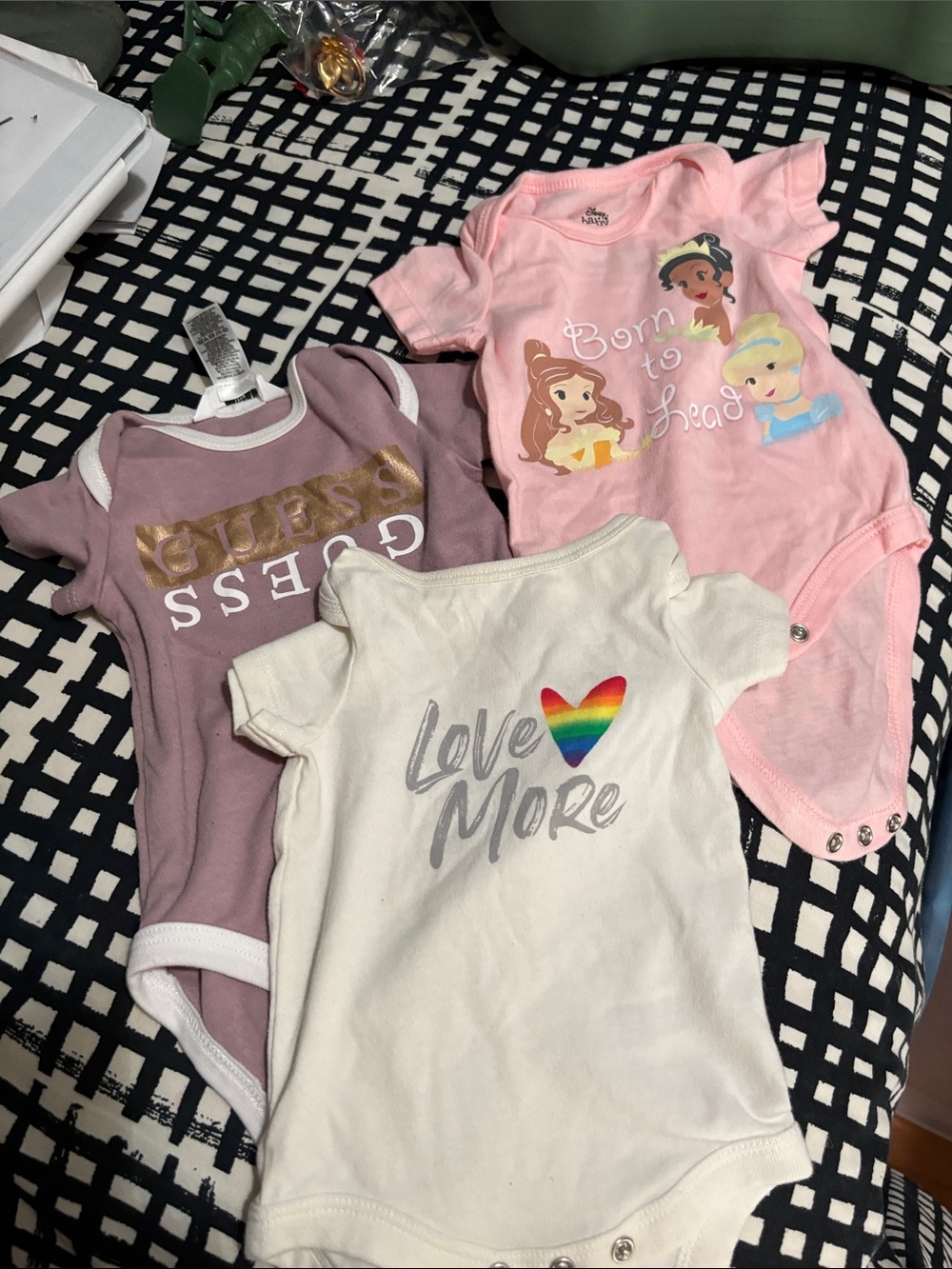 Guess Baby Girls' 3-6 m, Disney & White Onesie NB, Love More & Princesses